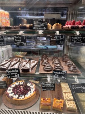 súper variedad de postres y pequeños para que no desperdicies   at Kafé Plattan in Stockholm