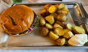Classic Burger mit Kartoffeln   at Plant Food in Aarhus
