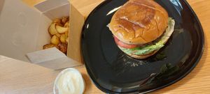 Classic burger + potatoes at Plant Food in Aarhus