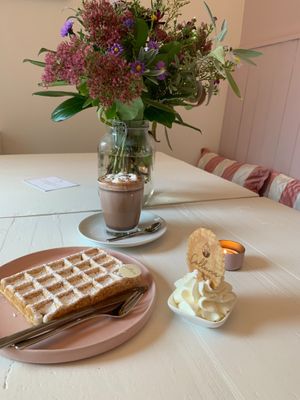 Cozy Calluna - vegan Waffles  at Calluna Eispatisserie in Lueneburg
