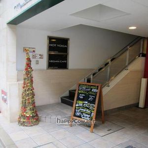 Street level entrance at Vegan Cafe - Mondano in Hiroshima