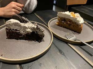 Brownie y carrot cake con piña!! at Vrutal - Poblenou in Barcelona