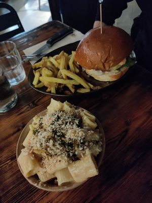Blind Date burger with fries / Mac & Greens (panko & crispy kale) at Vrutal - Poblenou in Barcelona