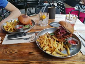 Pulled jackfruit (left) and bbq mushrooms (right) at Vrutal - Poblenou in Barcelona