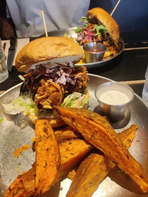 Chickn burger y Bbq pulled mushroom bap at Vrutal - Poblenou in Barcelona