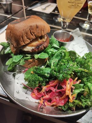 French kiss con pan brioche y ensalada at Vrutal - Poblenou in Barcelona