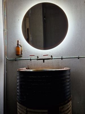 Afegeixo una foto del bany perquè l'he trobat força original. at Vrutal - Poblenou in Barcelona