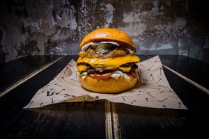 Double smashed burger, double vegan cheddar, barbecue sauce, pickles, lettuce, vegan mayo and caramelized onion at Vrutal - Poblenou in Barcelona