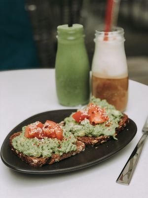 Avocado Bread, Green Machine Smoothie und Latte Macchiato  at Yuícery - Ehrenstraße in Cologne