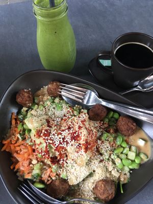 Meatless Meatball Bowl und Green Machine Smoothie (und Café Americano)  at Yuícery - Ehrenstraße in Cologne