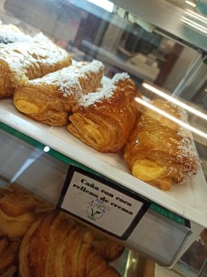 Cañas de coco con crema pastelera at Panadería Confitería Inma in Malaga