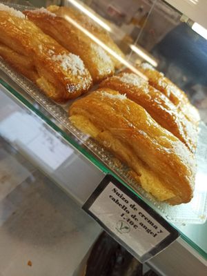 Suizo de crema y cabello de 👼 at Panadería Confitería Inma in Malaga