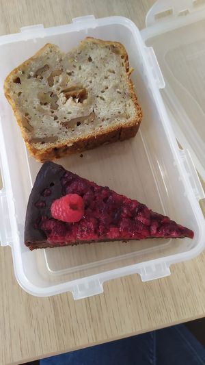 Vegan cakes (banana bread & chocolate raspberry tarte) at Café Kuko in Munich
