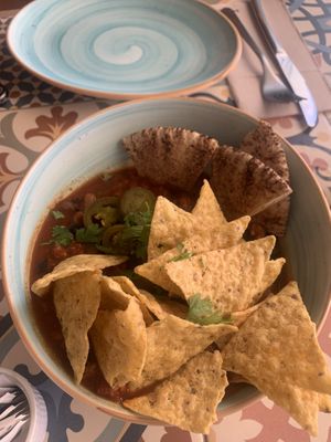 Chili vegano con nachos y pan de pita  at A-Frame Oasis in El Palmar De Vejer