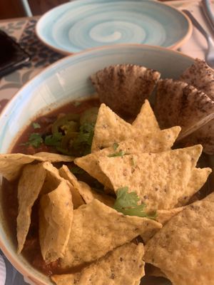 Chili con nachos y pan de pita  at A-Frame Oasis in El Palmar De Vejer