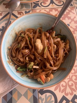 Wok de verduras con pasta de arroz y salsa teriyaki  at A-Frame Oasis in El Palmar De Vejer