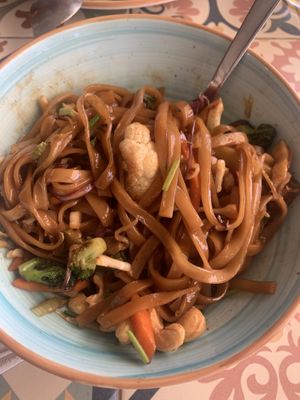 Wok de verduras con pasta de arroz,salsa teriyaki y anacardos  at A-Frame Oasis in El Palmar De Vejer