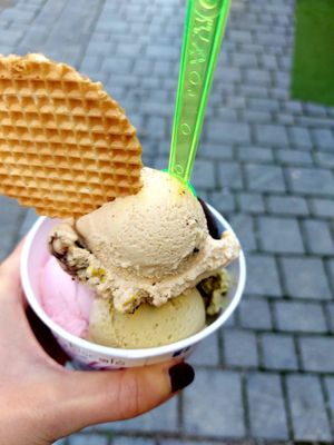 Veganes Pistazie, Erdbeer & Schoko-orange Eis 🍨 at Eiscafé Venezia in Kempten