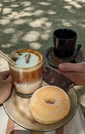 Iced Latte und Espresso mit Donut und Snickers at Etyok Vegan Kebab in Nuremberg