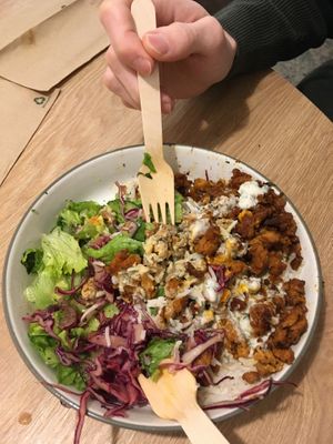 Schon ein bisschen wild auf dem Bild, weil wir Hunger hatten und ich nicht sofort ein Foto gemacht habe. Das Gericht ist der Ali in der Schüssel    at Etyok Vegan Kebab in Nuremberg