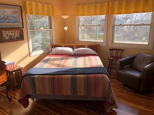 Mariners room, is bright and sunny. All rooms have chairs to read and relax in, good lighting and WiFi. Fans and extra blankets upon request. at Plant Life Journey Retreats in South Haven