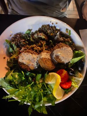 Tabbouleh & falafel bowl (clearly labelled on the menu as VEGAN) at Shakespeare in Antalya