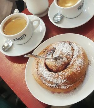 Die beste Zimtschnecke, die ich in München gegessen habe. Ihr müsst die unbedingt probieren. at Café Fräulein in Munich