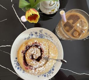 Iced Cappuccino (Hafermilch) und Zimtschnecke mit Himbeere  at Café Fräulein in Munich