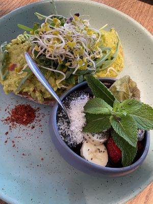 fittes herz - avocado bread and mini acai bowl (14,60€)  at Hungriges Herz in Munich