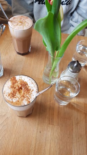 Hot chocolate & coconut milk cinnamon chai at Oh Happy Café in Munich
