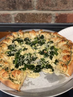Garlic knot pizza with freakin vegan Mac and cheese and spinach added in. 10/10 #Veganuary at Pat D's Pizza in Howell