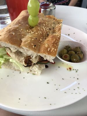 Sandwich vegan, sehr groß und reichlich mit verschiedenen Dingen belegt. at Verenas in Innsbruck