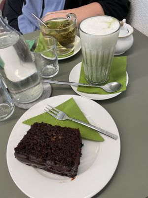 Matcha latte & Schoko-Bananenkuchen  at Verenas in Innsbruck