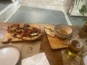Pizza végane et hummus  at Falafel in Amorgos