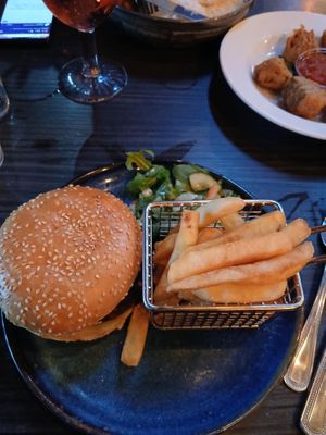 Burger vegan et Penang au fond + Haggis vegan at Seumas' Bar in Isle Of Skye