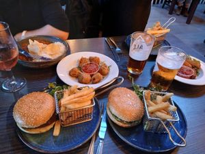 La tablée presque entièrement vegan at Seumas' Bar in Isle Of Skye