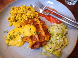 Smashed potatoes with scrambled tofu (breakfast) at Hummelbude in Essen