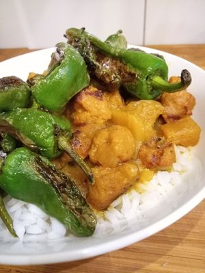 Curry-Ananas Geschnetzeltes mit Piementos at Hummelbude in Essen