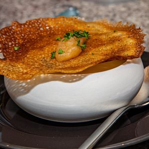 Topinambursuppe mit Aniswaffel und Birnenkompott at Hummelbude in Essen