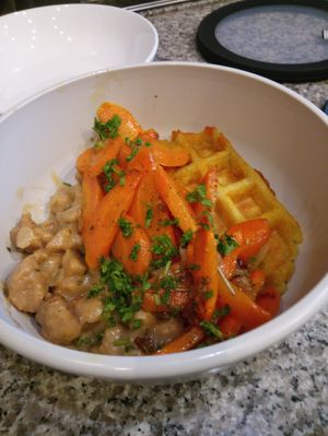 Knödelwaffel, Rahmgeschnetzeltes, Karotten at Hummelbude in Essen