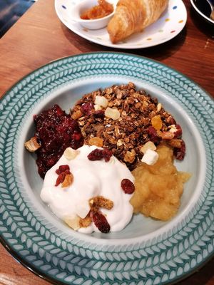 Granola coconutyoghurt and compote at Hummelbude in Essen