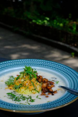 Joghurtsuppe mit Reis, roten Linsen und Kichererbsen. at Hummelbude in Essen