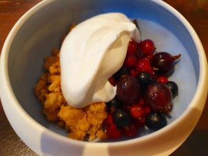 Berries with biscuit crumble and zabaglione at Hummelbude in Essen