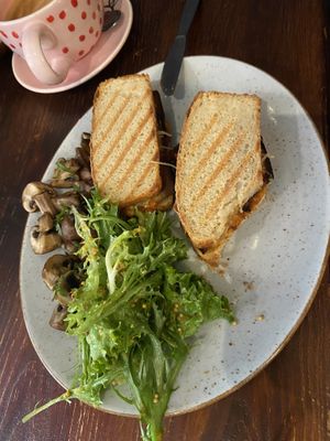 Britisches Frühstück - zu gut, um abzuwarten, bis das Foto gemacht ist 😉  at Hummelbude in Essen