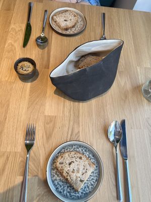 Brot vorab mit selbst-gemachtem Humus   at Hummelbude in Essen