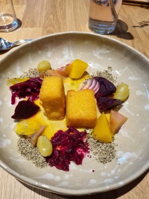 Bunte Beten mit Orangensoße & knuspriger Polenta at Hummelbude in Essen