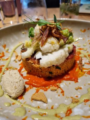 Gemüse Couscous mit Macademia "Ziegenkäse" at Hummelbude in Essen