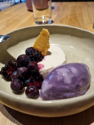 Vanille Panna Cotta mit Lavendeleiscreme at Hummelbude in Essen