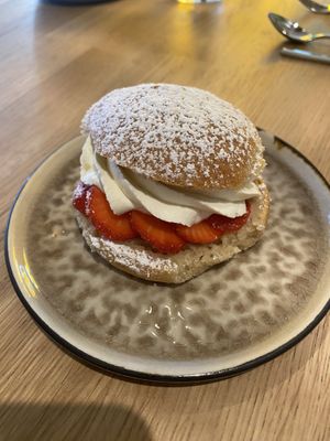 Schwedisches Gebäck gefüllt mit Sahne und Erdbeeren 😋  at Hummelbude in Essen