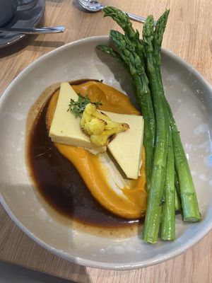 Süßkartoffelpüree mit Spargel und Blumenkohlküchlein  at Hummelbude in Essen